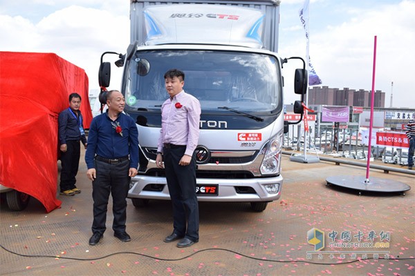 福田輕型商用車事業(yè)本部奧鈴營(yíng)銷傳播部部長(zhǎng)孫菲先生與百萬(wàn)公里名人堂用戶張玉先生為奧鈴CTS超級(jí)輕卡揭幕
