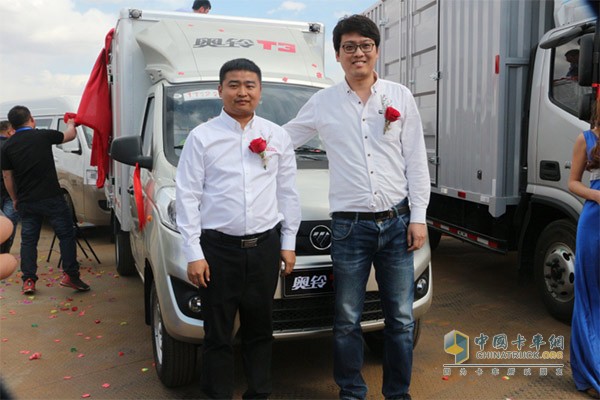 福田輕型商用車事業(yè)本部奧鈴內(nèi)蒙古市場(chǎng)部經(jīng)理王強(qiáng)先生與福田康明斯發(fā)動(dòng)機(jī)廠內(nèi)蒙古大區(qū)經(jīng)理袁善君先生為奧鈴T3超值微卡揭幕