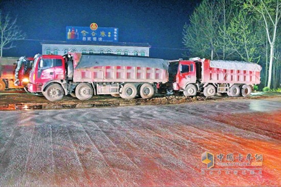 信陽60輛超限車深夜集體闖崗