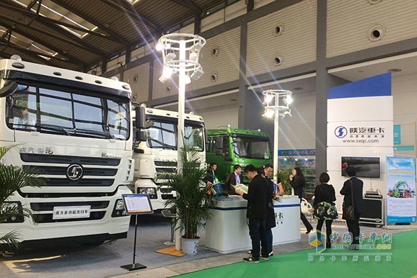 德龍新M3000插電式混合動(dòng)力后卸式垃圾壓縮車亮相