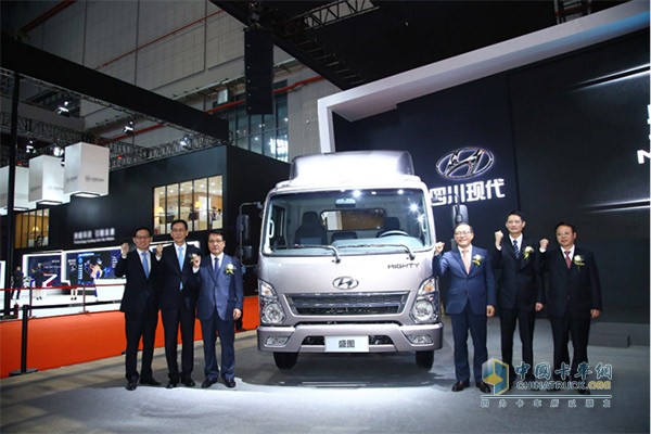 現(xiàn)代汽車商用事業(yè)本部長 柳在榮（左三）；四川現(xiàn)代汽車有限公司總經(jīng)理 金時平（左四）；現(xiàn)代汽車商用車研發(fā)中心擔(dān)當(dāng) 卓榮德（左二）；四川南駿汽車集團有限公司總經(jīng)理 周靜（左五）；現(xiàn)代汽車商用車開發(fā)中心長 南贊鎮(zhèn)（左一）；四川現(xiàn)代汽車有限公司常務(wù)副總經(jīng)理 李永明（左六）