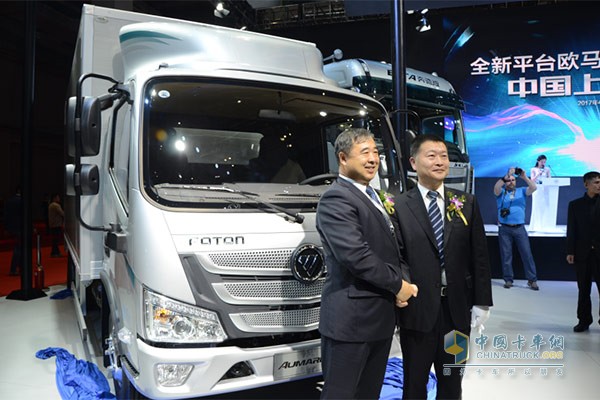 福田商用汽車集團高級副總裁、歐馬可業(yè)務(wù)總監(jiān)、歐馬可事業(yè)本部本部長顧德華先生和北京福田康明斯發(fā)動機有限公司黨委書記詹振京為歐馬可S1超級輕卡首發(fā)揭幕