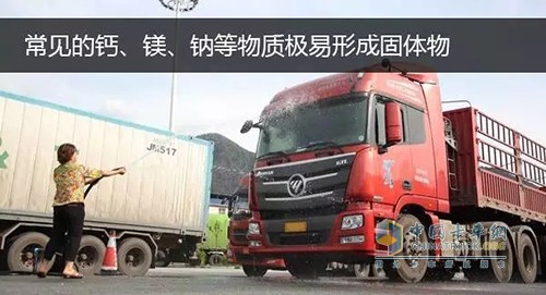 尿素溶液的替代品或許是車主非常關(guān)注的，曾有不少車主會問，偶爾勾兌點礦泉水、純凈水、白開水應(yīng)應(yīng)急，難道也不行嗎?首先自來水中的雜質(zhì)很多，遠(yuǎn)遠(yuǎn)超乎我們?nèi)庋鄣目梢暦秶?。其中最為常見的鈣、鎂、鈉等物質(zhì)極易形成固體物，從而堵塞尿素噴嘴。