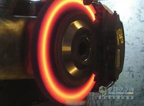 剎車行程變長的原因主要是剎車系統(tǒng)中進(jìn)入空氣、缺少剎車油、可能存在泄漏、剎車片磨損嚴(yán)重等。