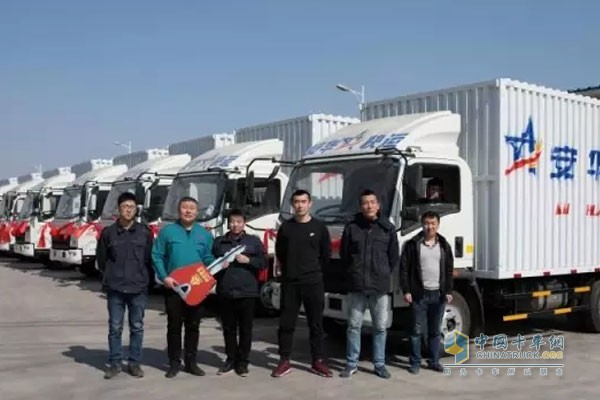 中國重汽輕卡銷售部交付沈陽安華快運(yùn)集團(tuán)首批訂單50臺(tái)物流車