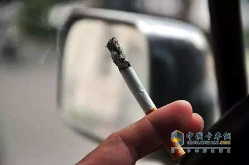 有些人停車休息或是在車上等人時，打開空調(diào)，在車內(nèi)吸煙，其實這樣做對車內(nèi)人的健康是有害的，因為門窗是緊閉的，煙霧排不出去，很自然地會刺激你的眼睛和呼吸系統(tǒng)。所以停車開空調(diào)本來有害，吸煙更是有害健康，切記一定要將空調(diào)通風(fēng)控制調(diào)整到“排出”位置。