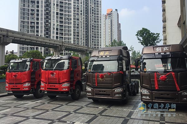 解放J6P牽引車走入重慶獲單12臺