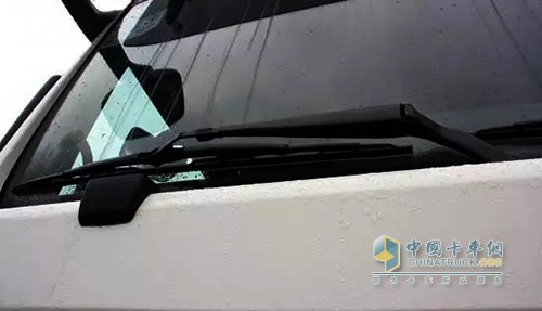 雨刷是長期暴露在車外的零件，因受到陽光的曝曬、雨水的腐蝕以及冬季的低溫折磨，雨刷上的橡膠材料會有不同程度的硬化、變形和干裂等情況。在大雨將視線模糊時，如果沒有一副“健康”雨刷將雨水刮凈，那后果可想而知。因此，雨刷的正確使用和保養(yǎng)是司機不容忽視的問題。