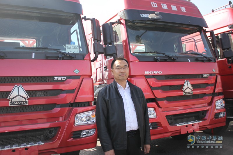30臺(tái)中國重汽豪沃天然氣牽引車交付錦州港
