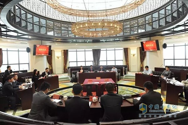 雙方高管團隊出席了在圓通速遞上?？偛颗e行的簽約儀式