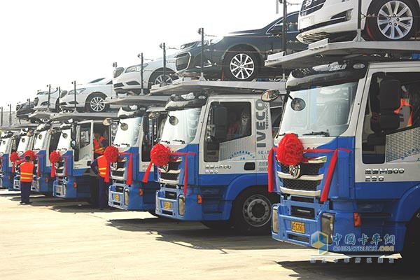 上汽紅巖中置軸轎運車