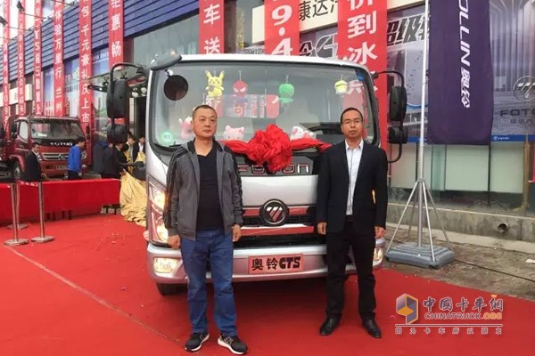 福田汽車集團輕型商用車事業(yè)本部市場部經(jīng)理王清波先生和蘭州康達商用車業(yè)務(wù)總監(jiān)房治平先生為奧鈴CTS揭幕