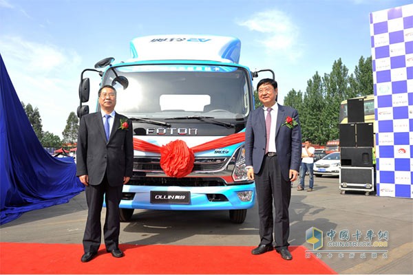 中國物流與采購聯(lián)合會副會長蔡進先生與福田商用汽車集團副總裁、輕型商用車業(yè)務總監(jiān)趙建民先生為福田奧鈴EV純電動超級輕卡新品揭幕