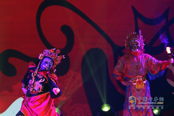 現(xiàn)場變臉表演將活動(dòng)推向高潮