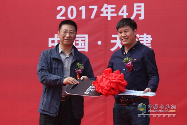 重汽銷售部副總經(jīng)理歷宏偉給瑞安集團(tuán)運輸公司副總經(jīng)理李雪庭發(fā)金鑰匙