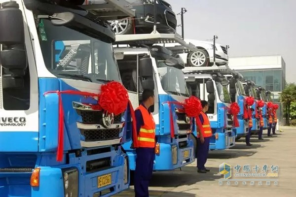 安吉物流所采購的上汽紅巖中置軸轎運車從臨港再出發(fā)