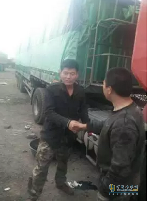 梁師傅感謝重汽服務站工作人員