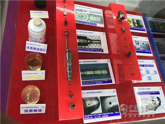 原來展示柜里詳細(xì)的介紹了如何識別機(jī)油質(zhì)量、如何防止尿素結(jié)晶、如何延長濾芯使用壽命等與司機(jī)息息相關(guān)的技術(shù)要領(lǐng)。怪不得會(huì)被吸引呢