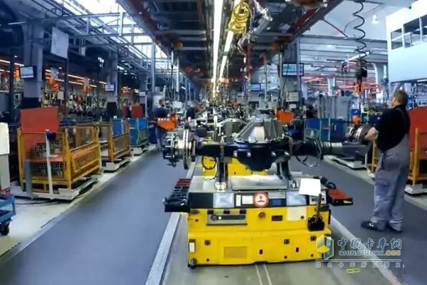 MAN工廠的車橋組裝過程，大量使用AGV運(yùn)載零部件