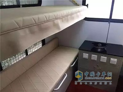 慶鈴五十鈴700P體積大衛(wèi)生間床鋪一應(yīng)俱全可載15人
