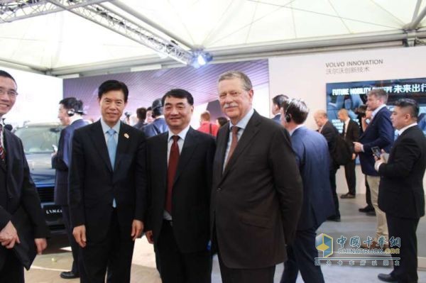 商務(wù)部部長鐘山(左1)，中策董事長沈金榮(左2)與貝卡爾特CEO(右)