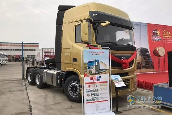 東風(fēng)天龍旗艦牽引車(chē)