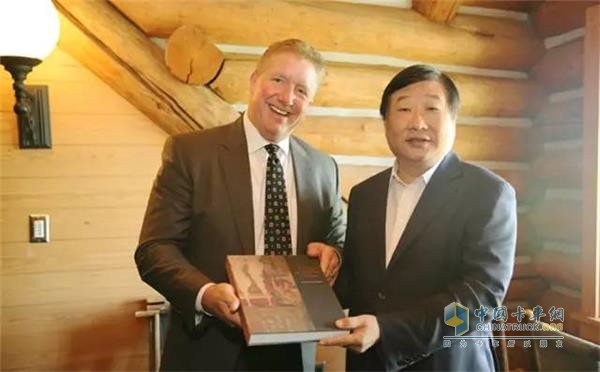 濰柴董事長譚旭光與科勒集團總裁湯姆克萊威爾合影