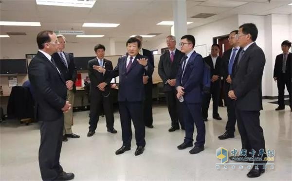 譚旭光深入基層與員工和工程技術人員進行互動交流