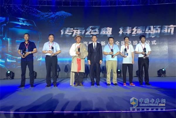一汽解放汽車公司黨委書記、總經(jīng)理胡漢杰先生為J6英雄頒發(fā)獎品和獎杯