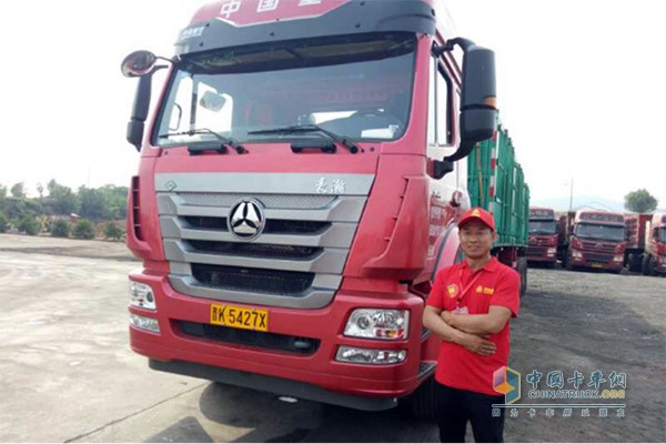豪瀚J7G 430 LNG6x4大單胎牽引車(chē)和車(chē)主賈寶成