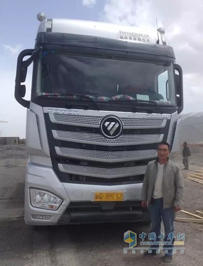 楊師傅與歐曼EST超級(jí)卡車(chē)合影