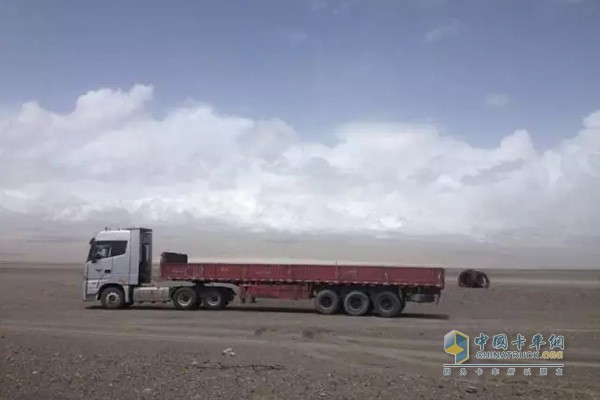 楊師傅戈壁上開(kāi)歐曼EST超級(jí)卡車(chē)