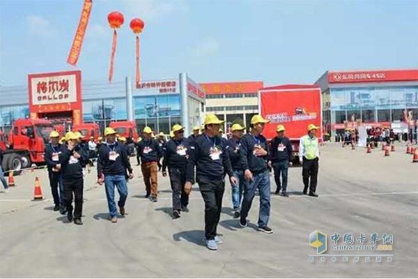 眾多天龍哥準(zhǔn)備進場去參賽