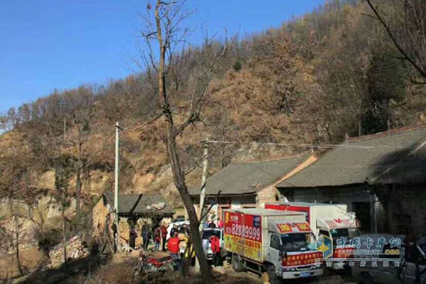 盧財國帶著生活日用品與愛人，同事一同進山去看望老人