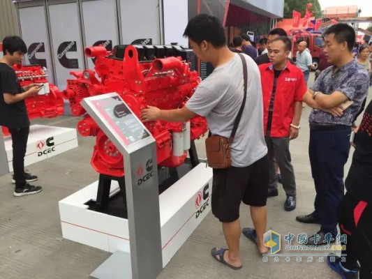 現(xiàn)場用戶參觀東風康明斯發(fā)動機