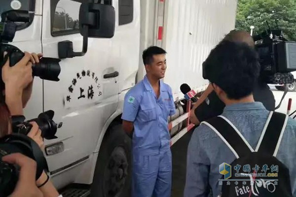 現(xiàn)場司機對加油站開展尿素加注業(yè)務，紛紛表示贊同