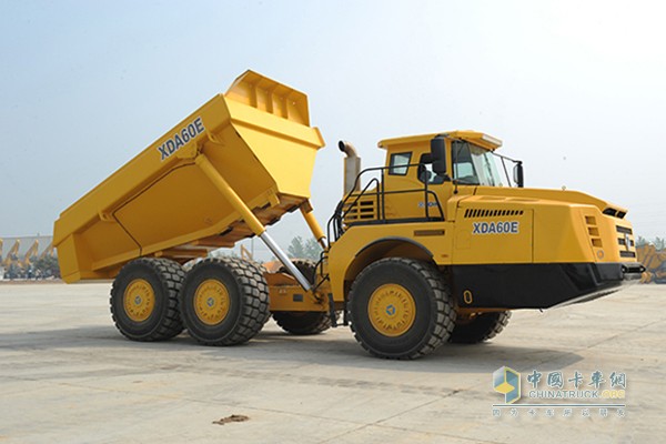 徐工交流電傳動(dòng)技術(shù)XDA60E鉸接式自卸車(chē)下線(xiàn)