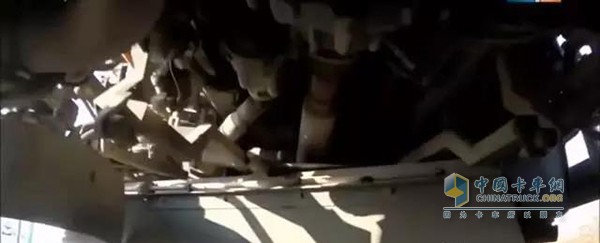 該車采用德國曼的底盤，車上裝有細沙