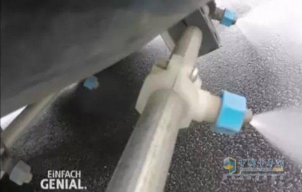 與普通的清掃車不同，該車底盤下面有一排刷子和一個滾輪