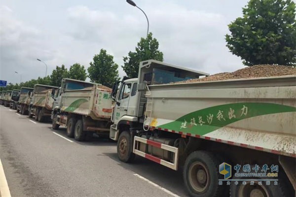 洪災(zāi)一線的重汽渣土車隊(duì)