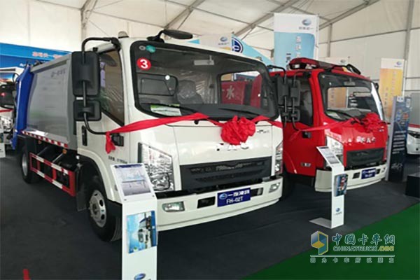 一汽凌河中國市場(chǎng)首發(fā)展示了環(huán)衛(wèi)車等專用車及皮卡、新能源乘用車等成熟車型