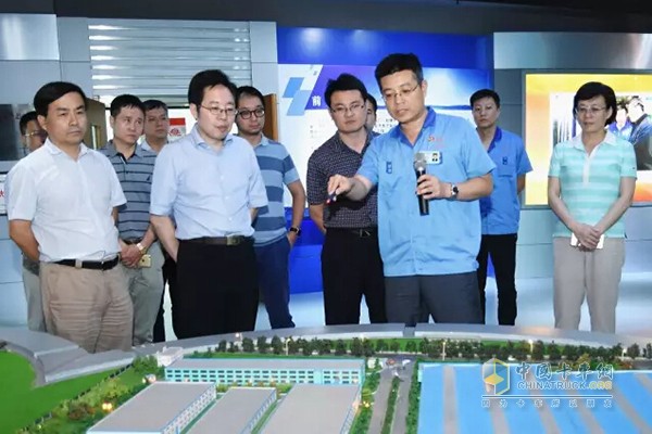 國家發(fā)改委規(guī)劃司副司長、新型城鎮(zhèn)化推進辦公室主任陳亞軍到法士特參觀調研