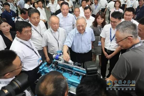 原機(jī)械工業(yè)部部長何光遠(yuǎn)現(xiàn)場指導(dǎo)