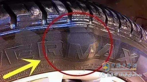 這就是“輪胎鼓包”，受到硬物高速撞擊輪胎起了個包