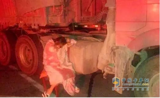 守護油箱的卡車司機