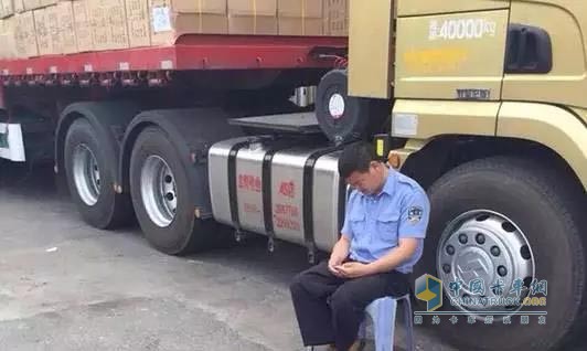 卡車司機需要警察叔叔的守護