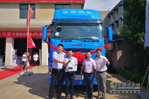 　　慶鈴汽車慕名而來(lái)的用戶現(xiàn)場(chǎng)訂車】