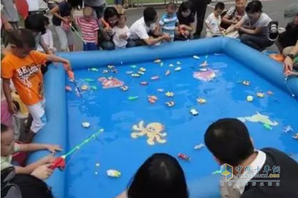 開心釣魚池，讓兒童體驗(yàn)垂釣的樂趣