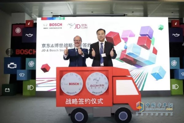 博世汽車(chē)售后市場(chǎng)大中華區(qū)總裁安德世和京東商城居家生活事業(yè)部汽車(chē)用品部總經(jīng)理唐詣深現(xiàn)場(chǎng)簽約