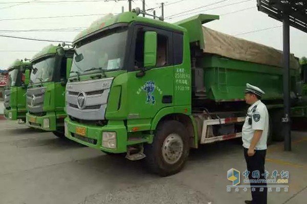 執(zhí)法人員全程監(jiān)控，對尾氣排放超標車輛現(xiàn)場進行查處，并限期責令整改，直至復(fù)檢合格，形成“檢-罰-改”的閉合回路